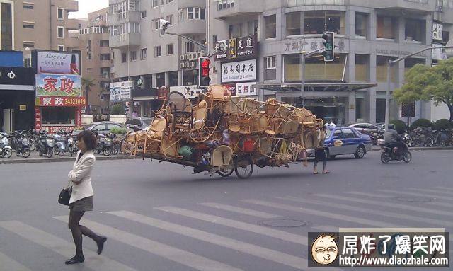 今天早上吃饭，看见一超牛车，占满了整个街道