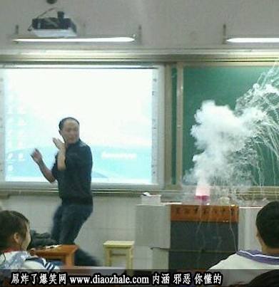 课堂上，化学老师做实验